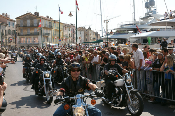 Plus de 2000 Harley en parade à Saint-Tropez