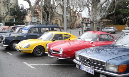 Les véhicules anciens s’exposent place du 15e corps