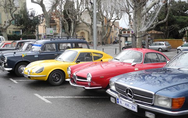 Les véhicules anciens s’exposent place du 15e corps