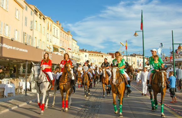 Le polo défile en ville