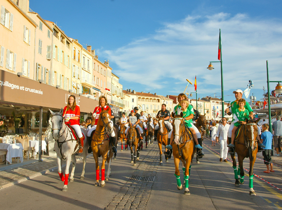 Le polo défile en ville