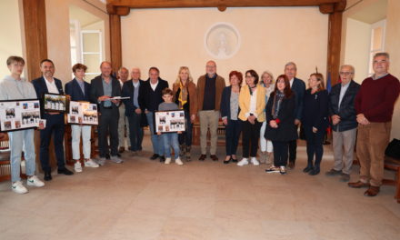 Remise des albums au Capitaine de Ville 2022 Olivier Calvani et son État Major