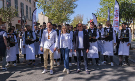 Retour sur la course de garçons de café qui a animé les rues tropéziennes