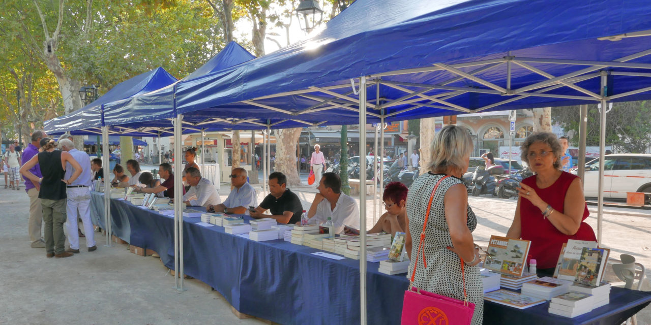 Trente auteurs en dédicace sur la place des Lices