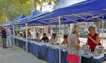 Trente auteurs en dédicace sur la place des Lices