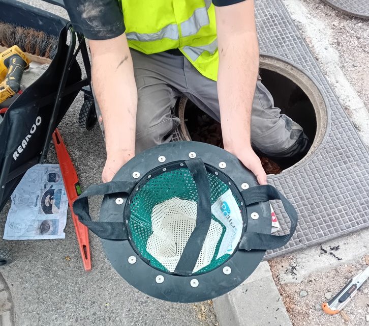 Installation de nouveaux paniers récolteurs antidéchets pour lutter contre la contamination des milieux naturels aquatiques