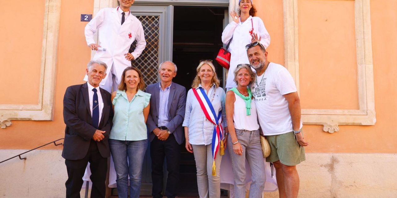 Top départ des Medigames à Saint-Tropez avec la parade sur le Port : 1 200 participants, 40 nationalités