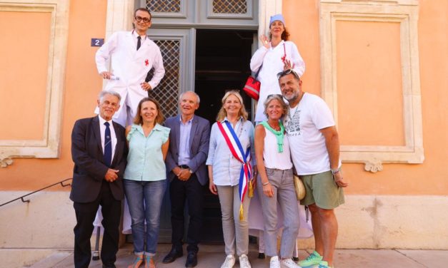 Top départ des Medigames à Saint-Tropez avec la parade sur le Port : 1 200 participants, 40 nationalités