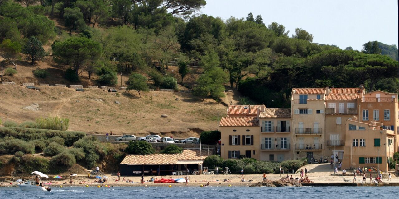 Saint-Tropez : entretien du littoral avant la saison