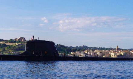 Un événement inédit qui restera dans la mémoire des Tropéziens : Le salut du sous-marin Suffren à sa ville marraine, Saint-Tropez