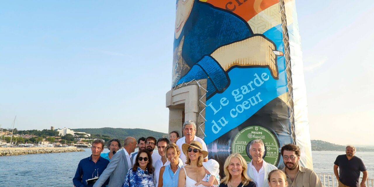 « Saint-Tropez Couleur Bleu » – le phare rouge rend hommage à Françoise Sagan