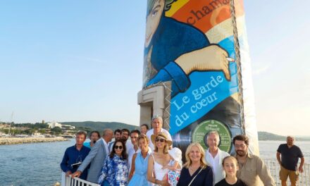 « Saint-Tropez Couleur Bleu » – le phare rouge rend hommage à Françoise Sagan