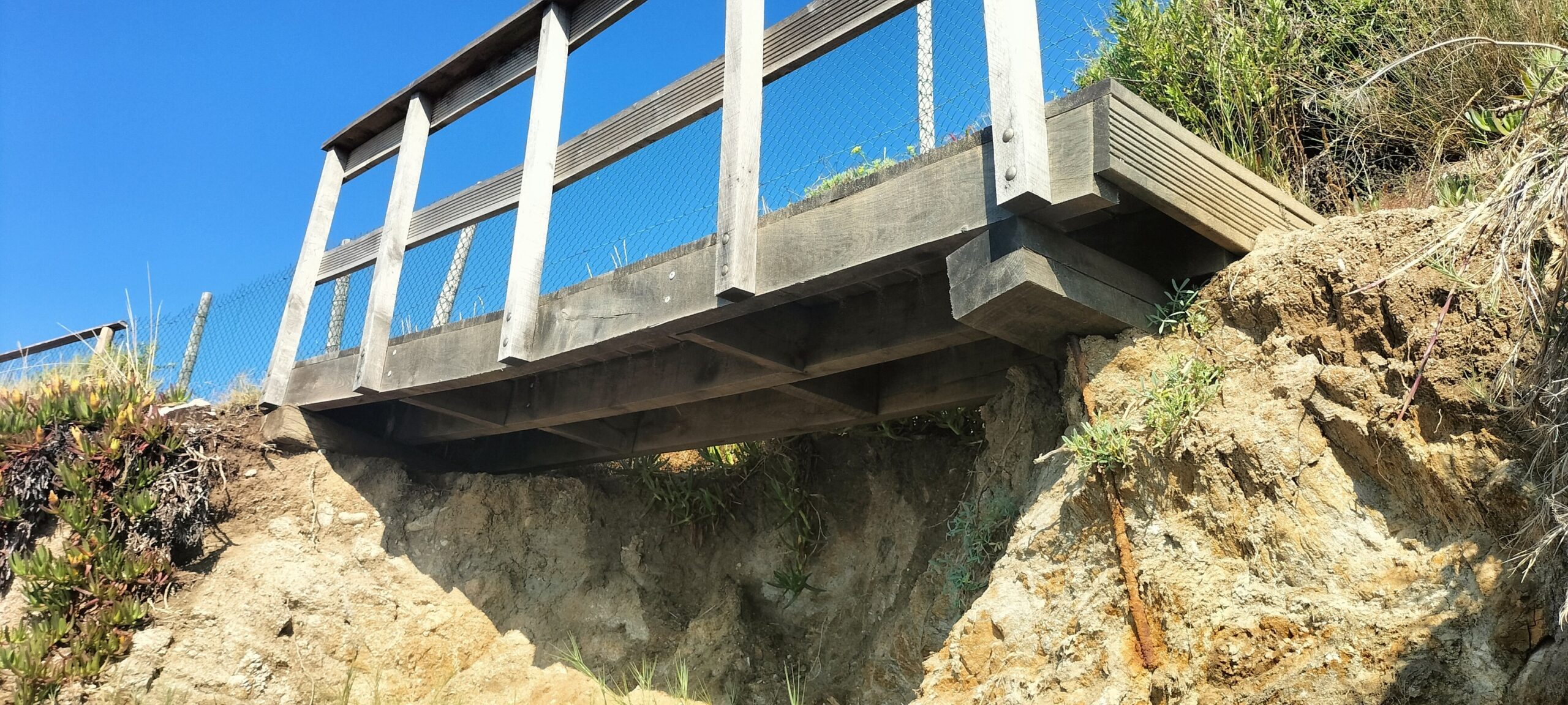 Attention – affaissement de l’assise d’une des passerelles du sentier du littoral
