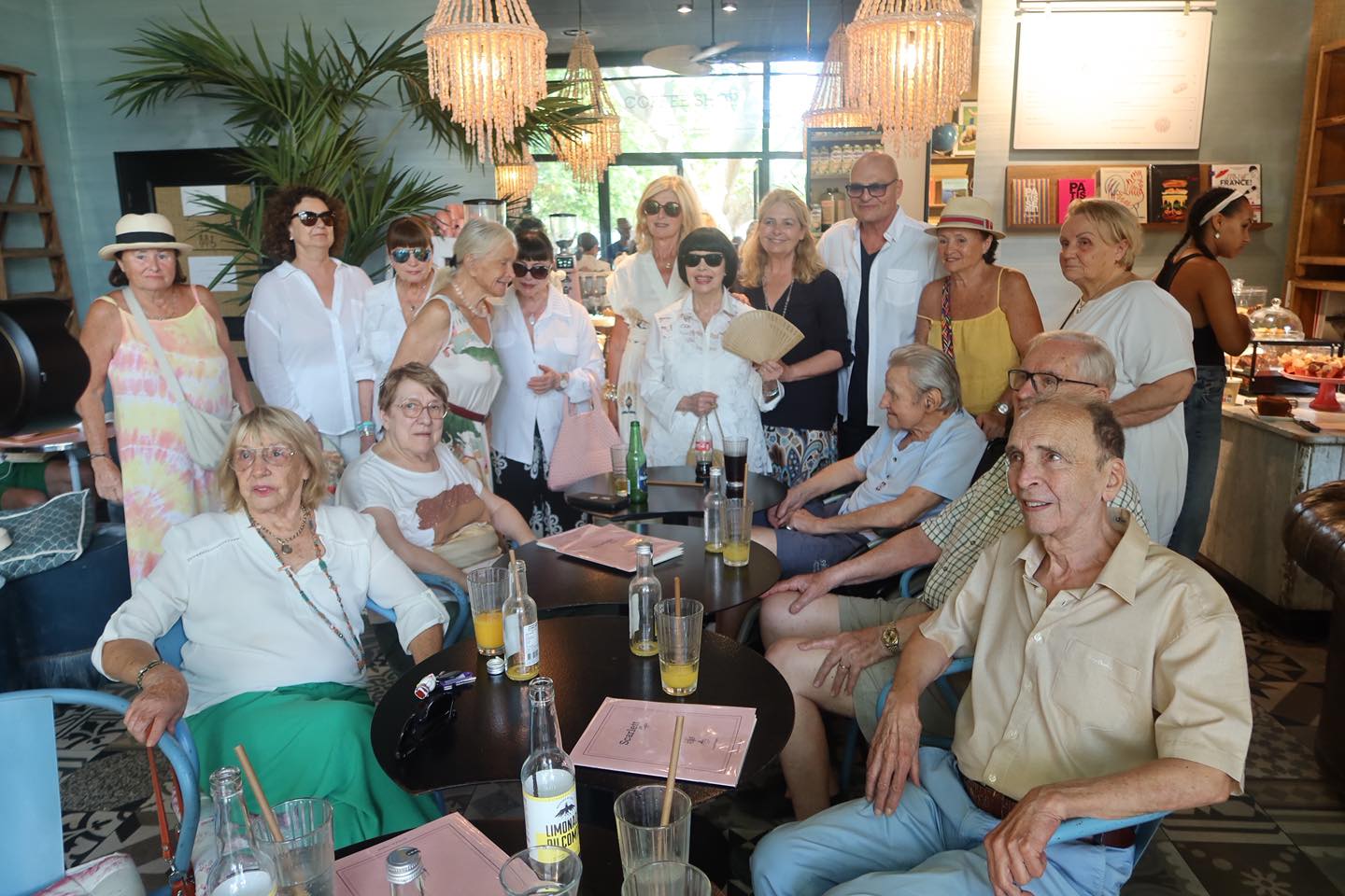Rencontre entre Mireille Mathieu et nos ainés tropéziens, nouveaux résidents de la Maison Louis Blanc, ex école place des Lices