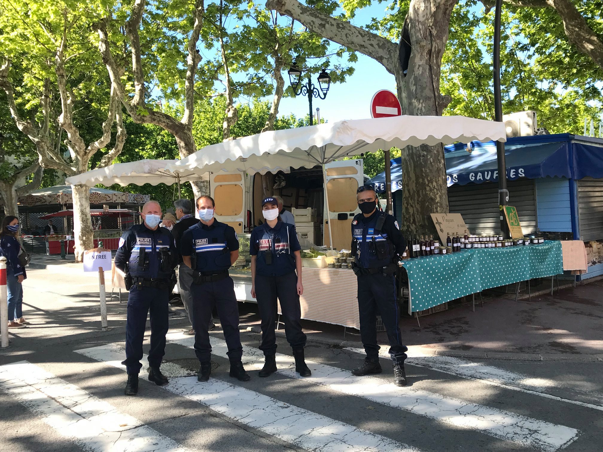 Marché, policiers