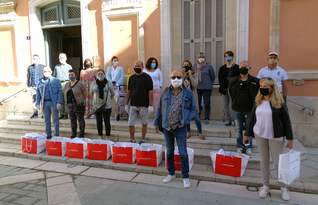 Elus prêts pour la distribution des masques devant la mairie