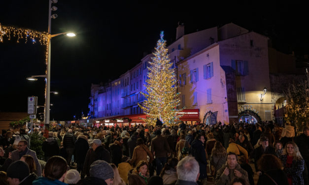 Lancement des illuminations de Noël entouré d’une foule de petits et des grands émerveillés