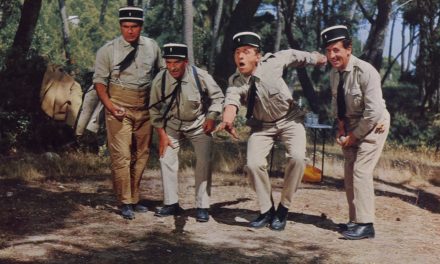 Projection en plein air du film le « Gendarme de Saint-Tropez »