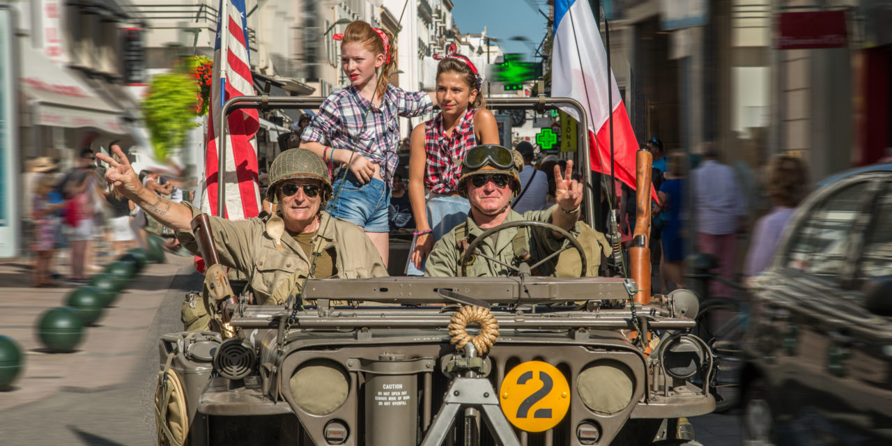 Défilé de véhicules militaires de la Seconde guerre mondiale