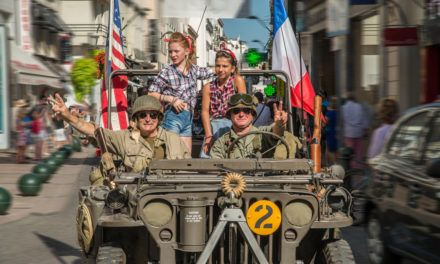 Défilé de véhicules militaires de la Seconde guerre mondiale