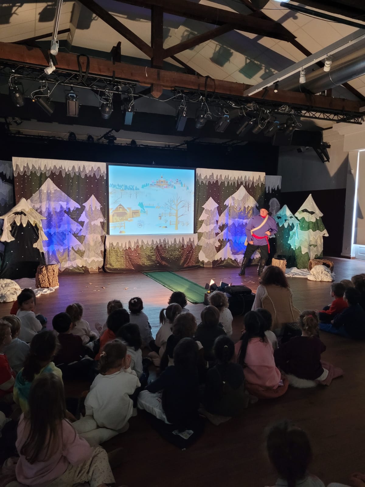 Un spectacle haut en couleurs offert aux écoliers tropéziens