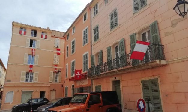 Pavoisement en rouge et blanc de la commune