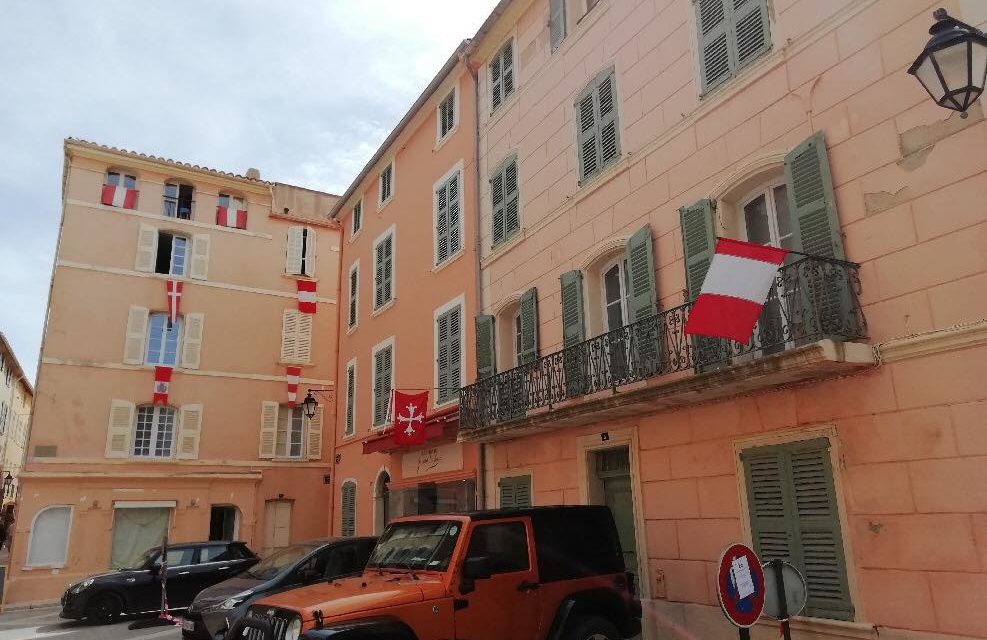 Pavoisement en rouge et blanc de la commune