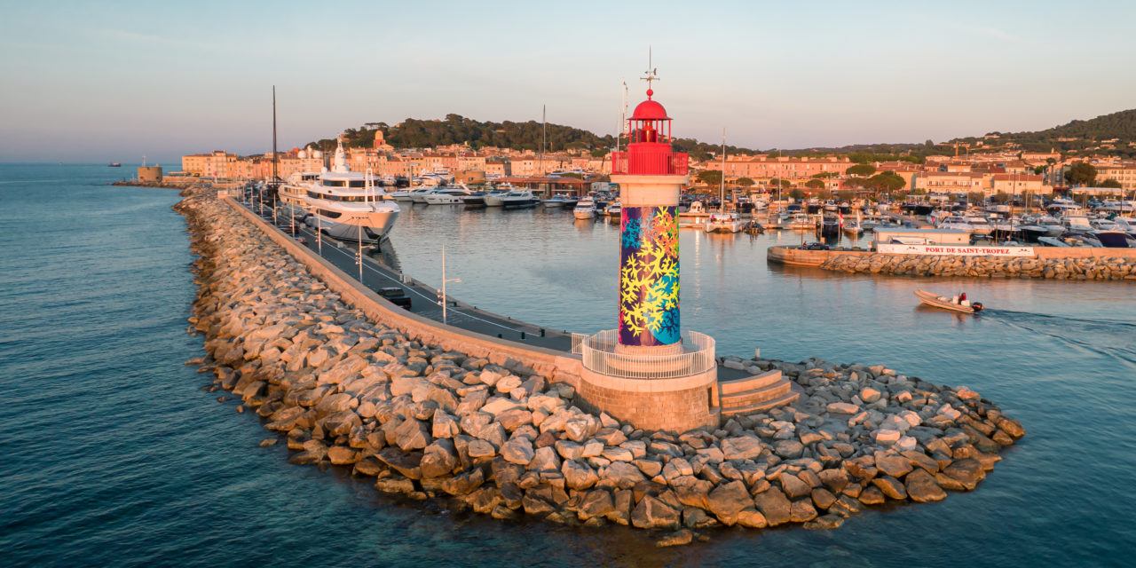 Habillage du phare rouge de Saint-Tropez