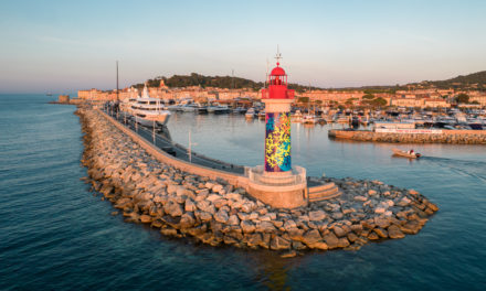 Habillage du phare rouge de Saint-Tropez